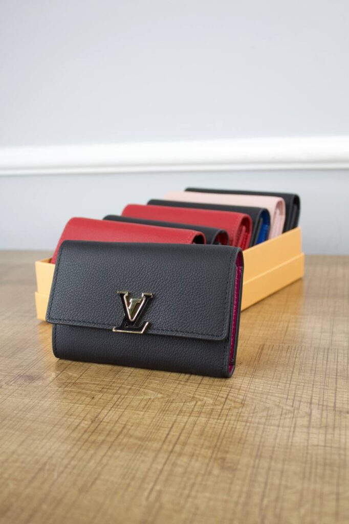 louis vuitton canta cappucines siyah fusya kucuk cuzdan 13.5x9.5x3 cm