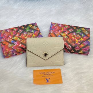 louis vuitton canta victorine krem kucuk cuzdan