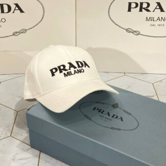 prada sapka beyaz siyah yazili