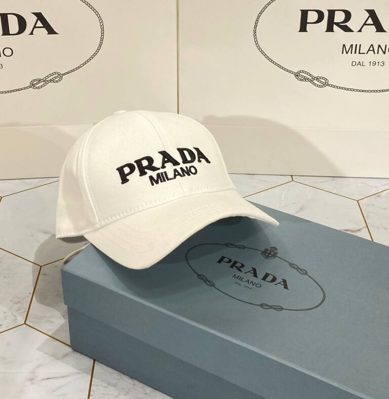 prada sapka beyaz siyah yazili