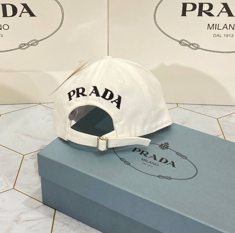 prada sapka beyaz siyah yazili
