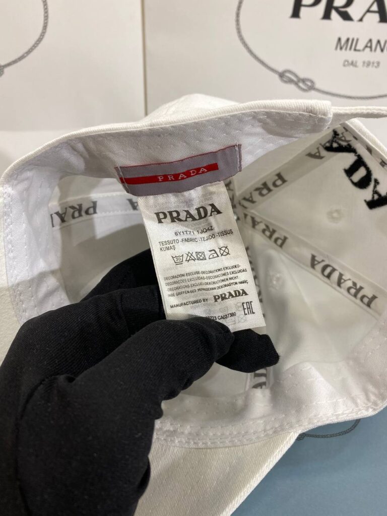 prada sapka beyaz siyah yazili