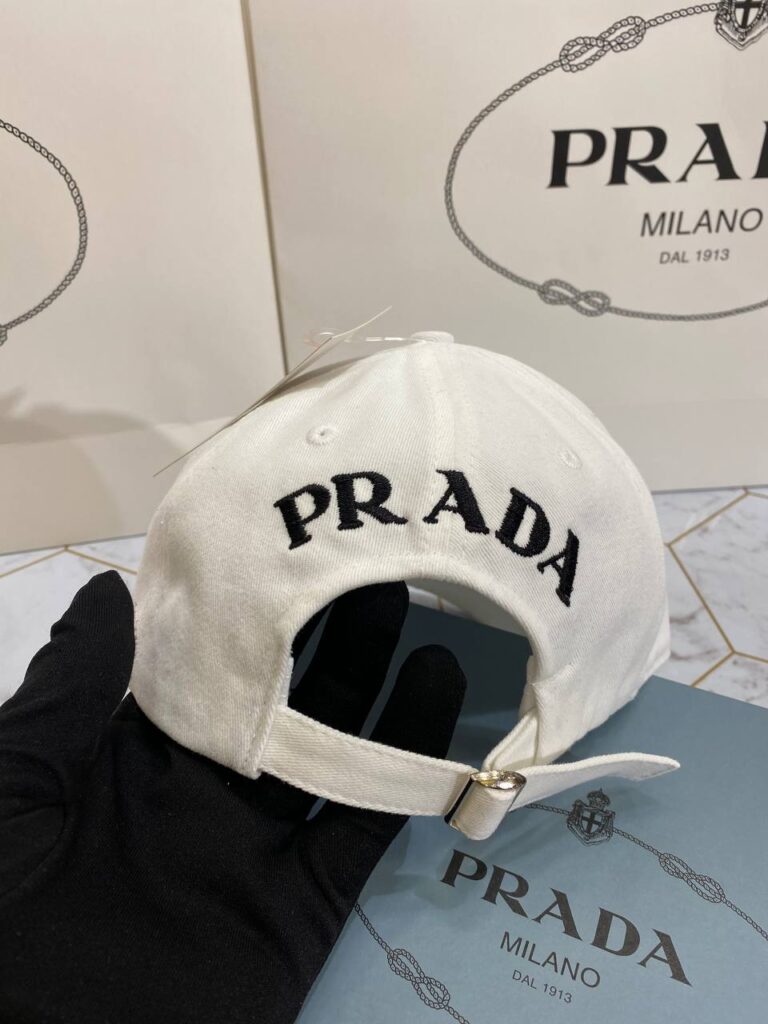 prada sapka beyaz siyah yazili