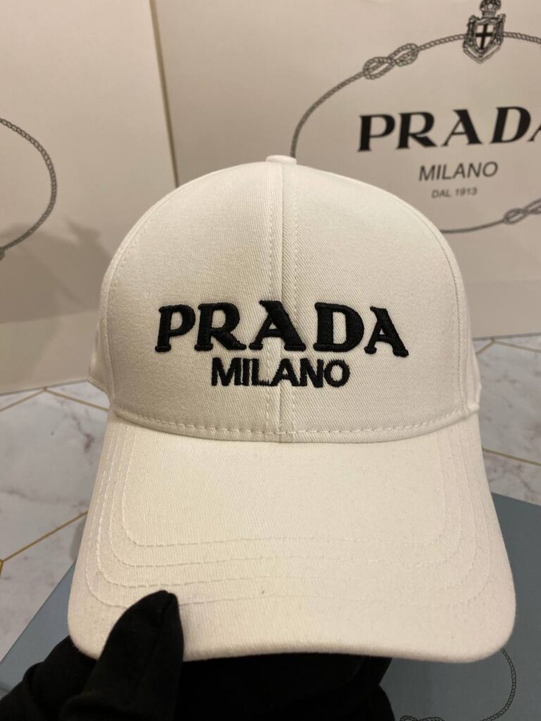 prada sapka beyaz siyah yazili