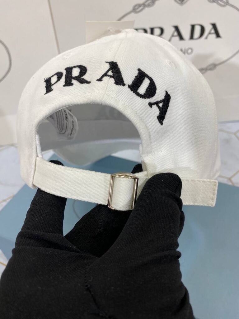prada sapka beyaz siyah yazili