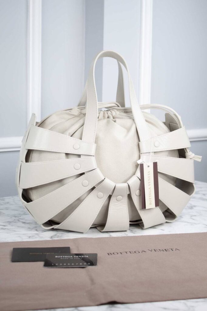 bottega veneta canta shell krem 40x25 cm
