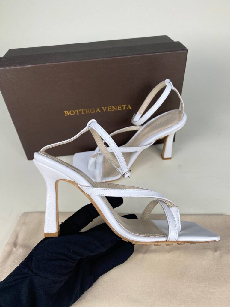 bottega veneta terlik topuklu sandalet beyaz