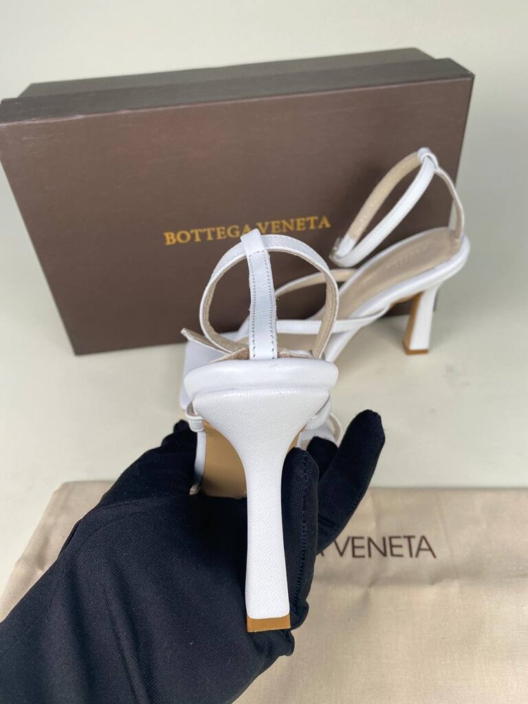 bottega veneta terlik topuklu sandalet beyaz