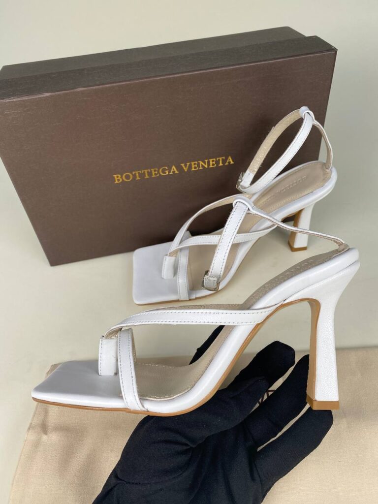 bottega veneta terlik topuklu sandalet beyaz
