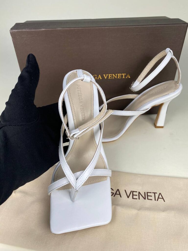 bottega veneta terlik topuklu sandalet beyaz