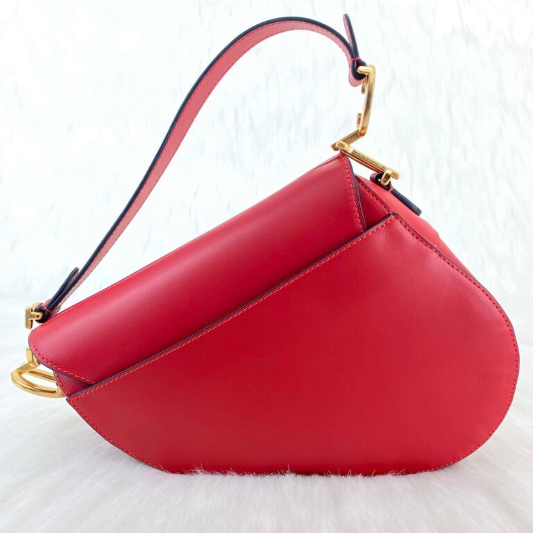 christian dior canta saddle calfskin kirmizi eskitme altin rengi 25x20x6 cm