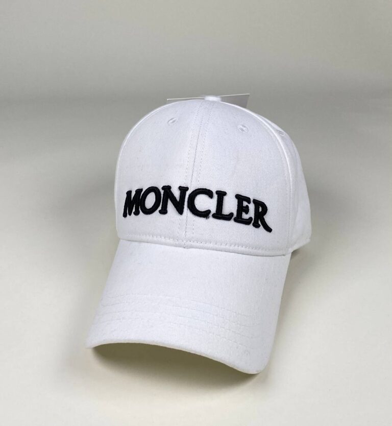moncler sapka beyaz siyah yazili standart beden