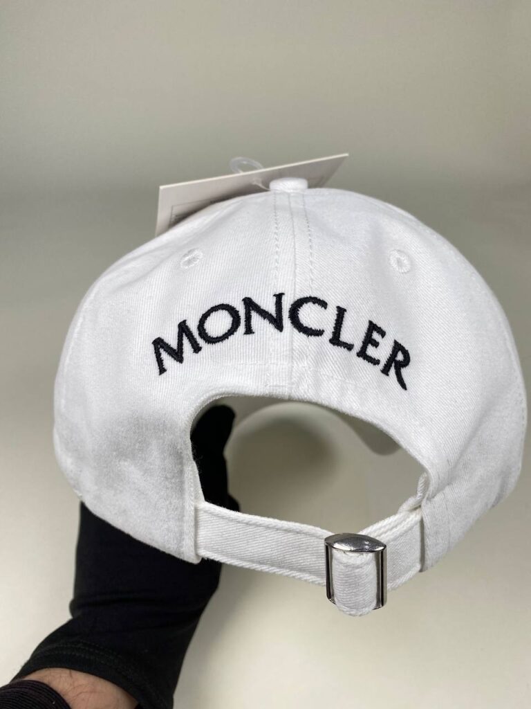 moncler sapka beyaz siyah yazili standart beden