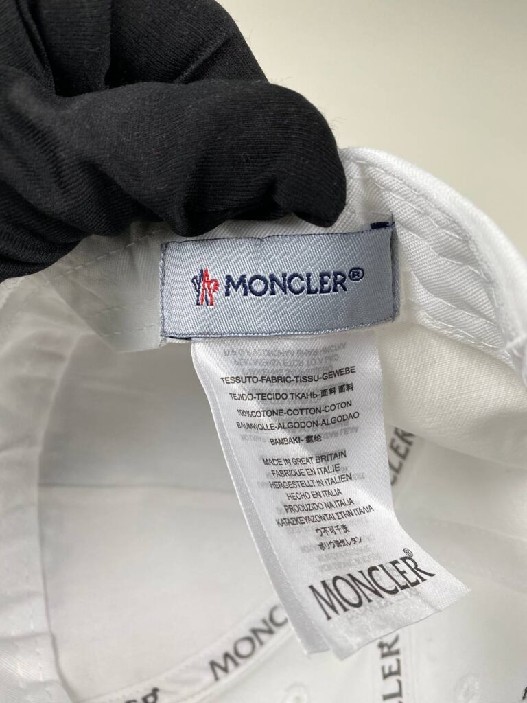 moncler sapka beyaz siyah yazili standart beden