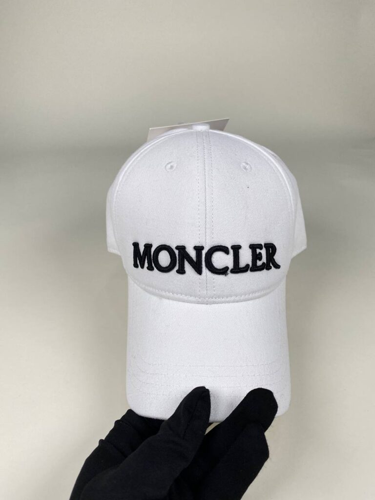 moncler sapka beyaz siyah yazili standart beden