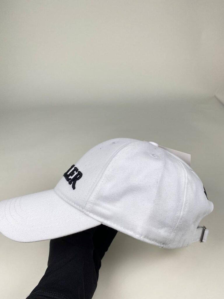 moncler sapka beyaz siyah yazili standart beden