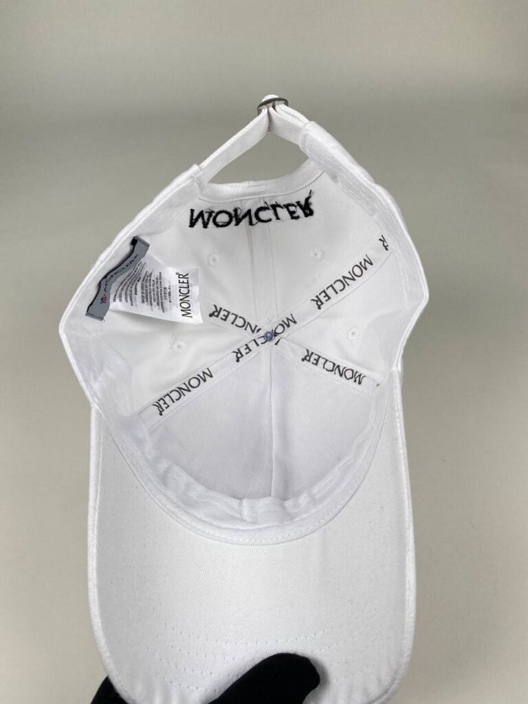 moncler sapka beyaz siyah yazili standart beden