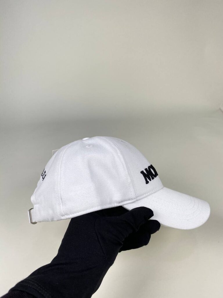 moncler sapka beyaz siyah yazili standart beden