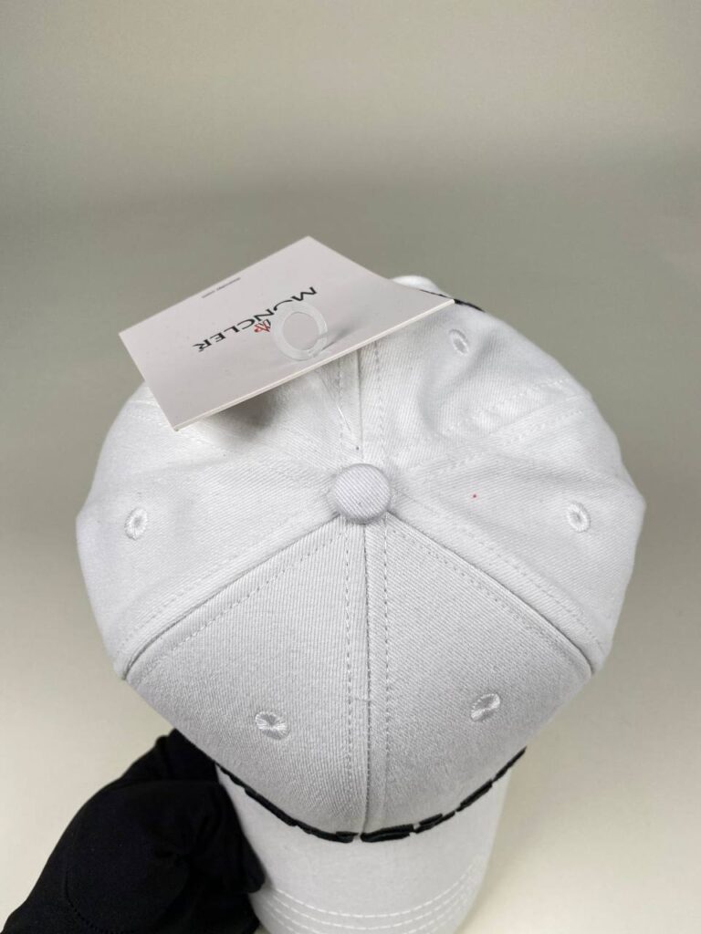 moncler sapka beyaz siyah yazili standart beden