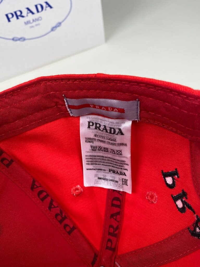 prada sapka kirmizi siyah logo standart beden