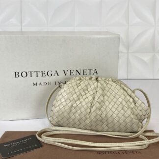bottega veneta canta deri the pouch mini boy krem 22x12 cm orgulu