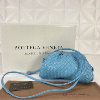 bottega veneta canta deri the pouch mini boy mavi 22x12 cm orgulu