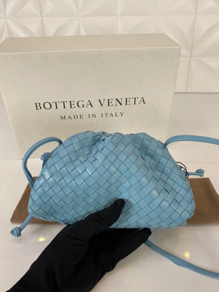 bottega veneta canta deri the pouch mini boy mavi 22x12 cm orgulu