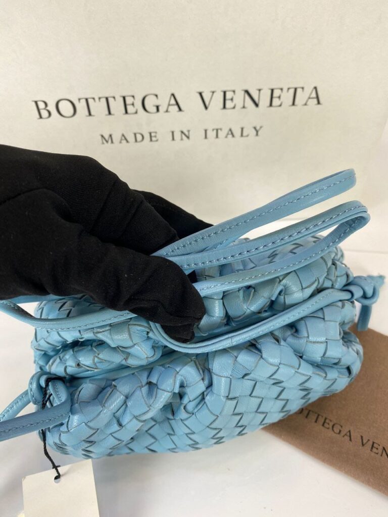 bottega veneta canta deri the pouch mini boy mavi 22x12 cm orgulu