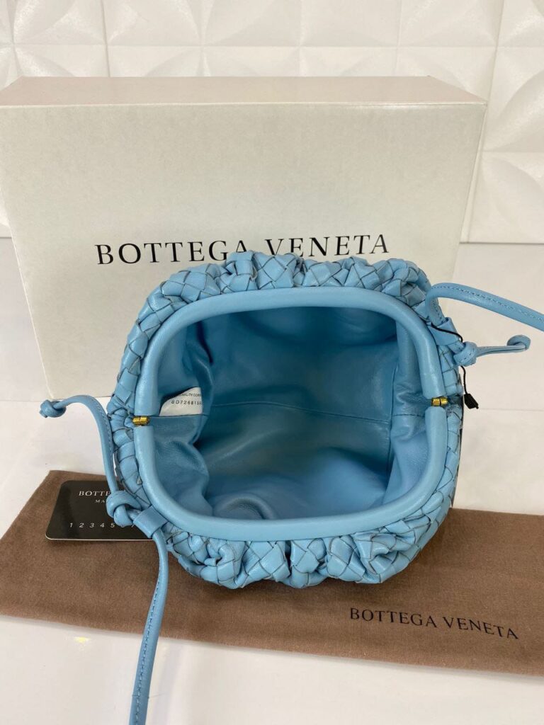 bottega veneta canta deri the pouch mini boy mavi 22x12 cm orgulu