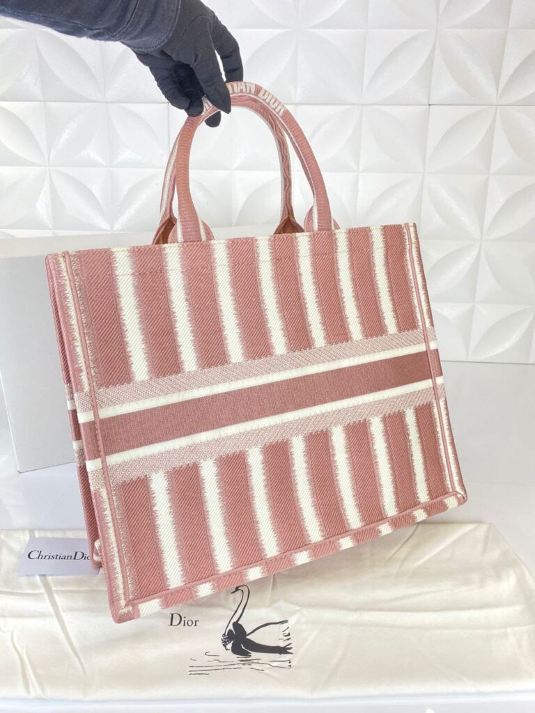 christian dior canta d stripes book tote pembe beyaz nakisli 42x36 cm