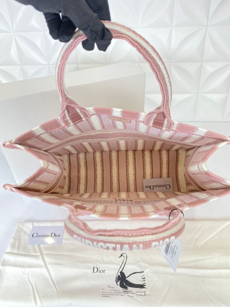 christian dior canta d stripes book tote pembe beyaz nakisli 42x36 cm