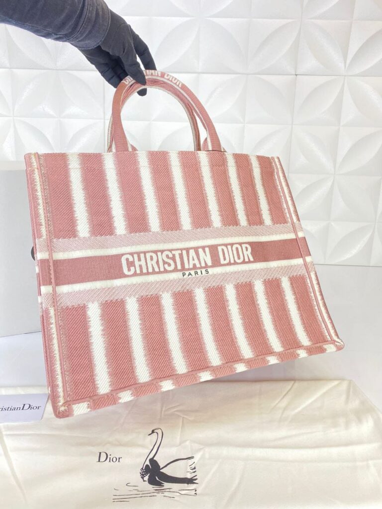 christian dior canta d stripes book tote pembe beyaz nakisli 42x36 cm