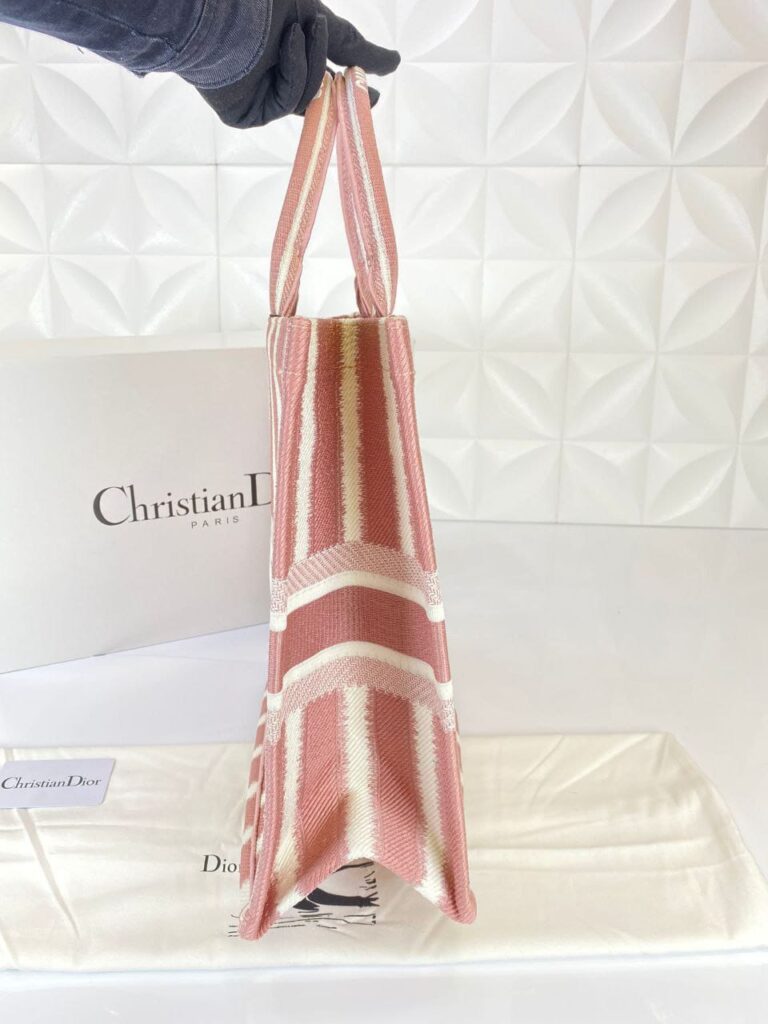 christian dior canta d stripes book tote pembe beyaz nakisli 42x36 cm