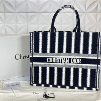 christian dior canta d stripes book tote siyah beyaz nakisli 42x36 cm