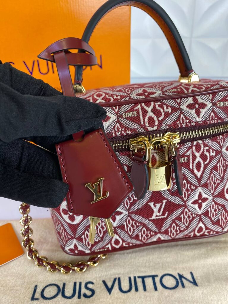 louis vuitton canta vanity pm 1854 bordo beyaz nakisli kucuk 19x13 cm