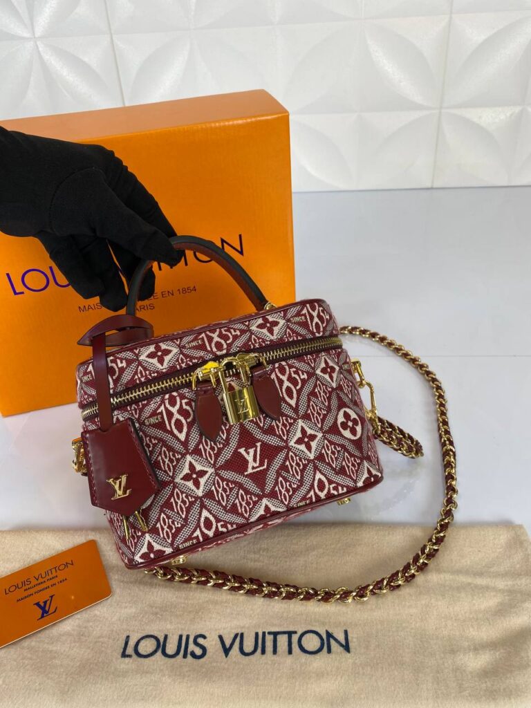 louis vuitton canta vanity pm 1854 bordo beyaz nakisli kucuk 19x13 cm