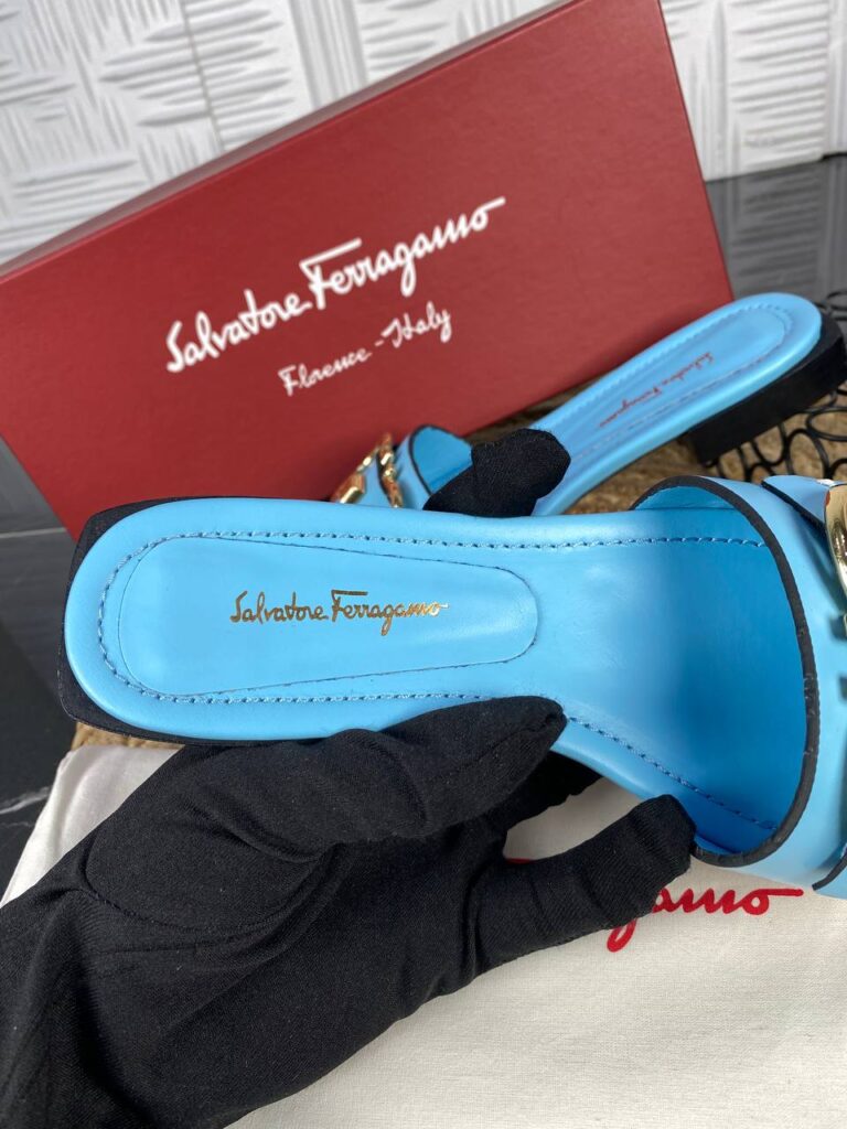 salvatore ferragamo terlik acik mavi gold toka