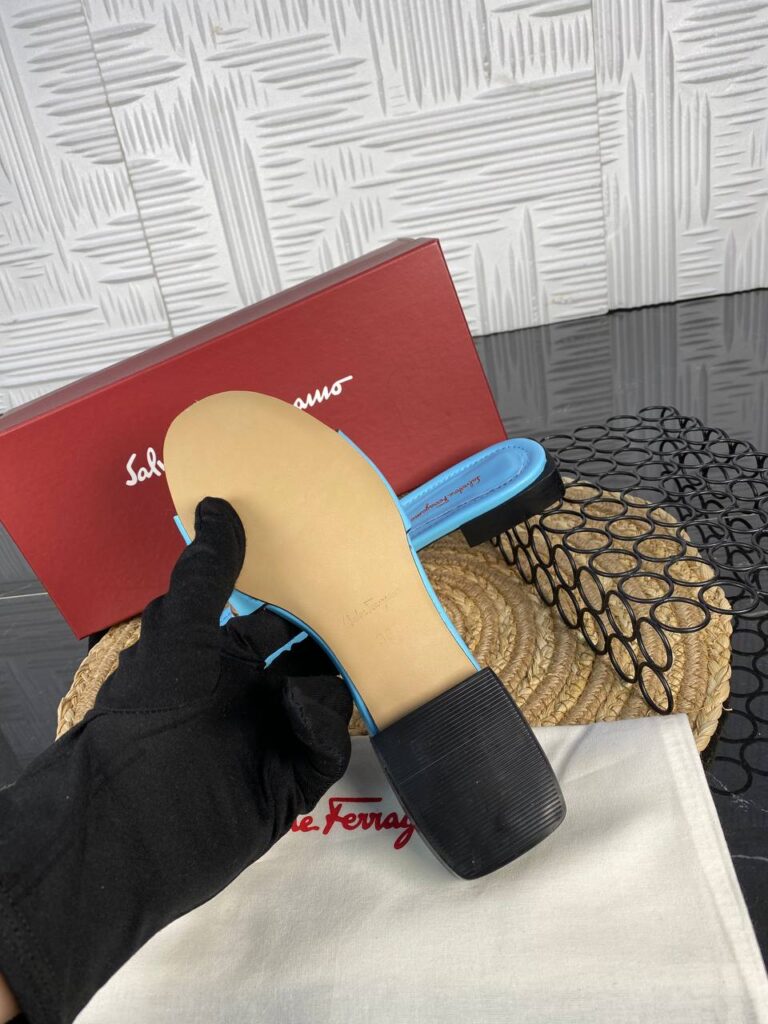 salvatore ferragamo terlik acik mavi gold toka