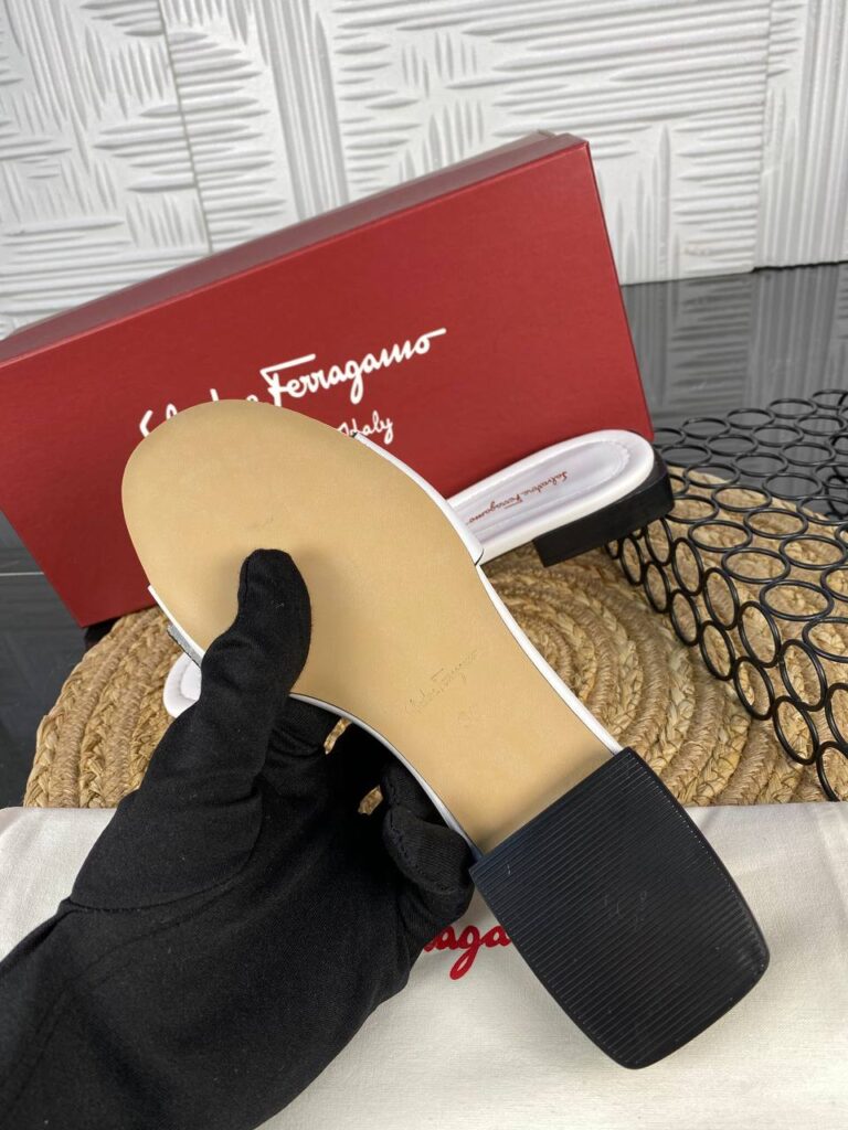 salvatore ferragamo terlik beyaz gold toka