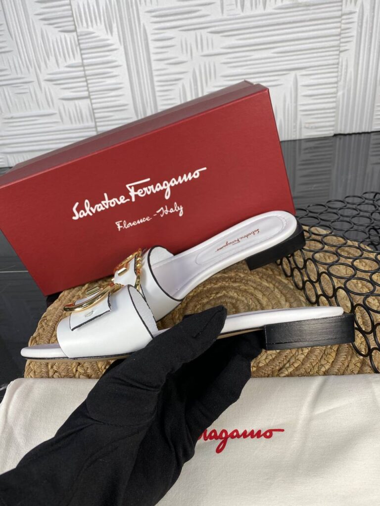 salvatore ferragamo terlik beyaz gold toka