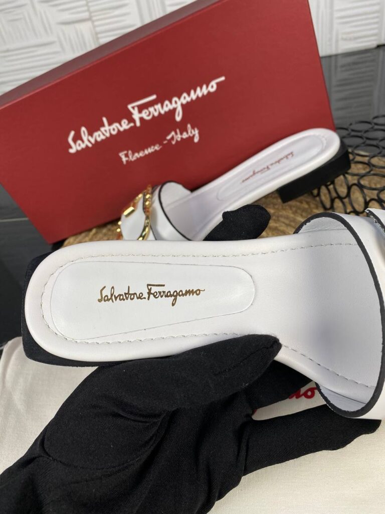salvatore ferragamo terlik beyaz gold toka
