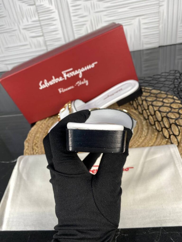 salvatore ferragamo terlik beyaz gold toka