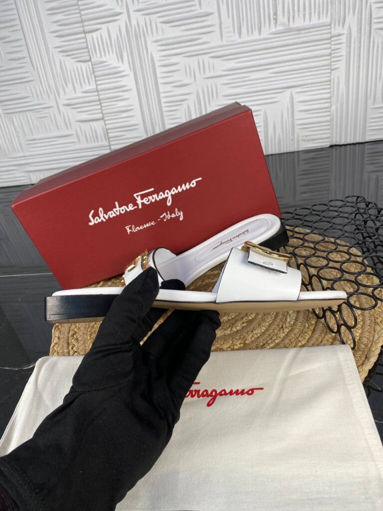 salvatore ferragamo terlik beyaz gold toka