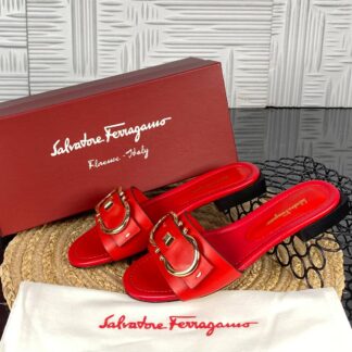 salvatore ferragamo terlik kirmizi gold toka