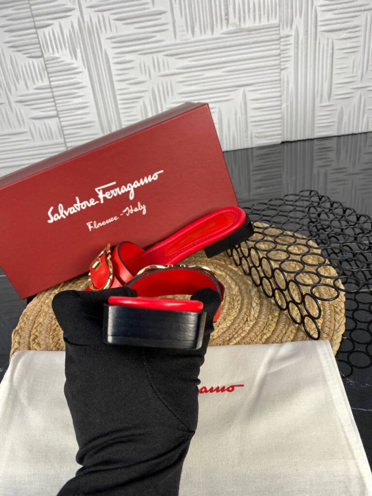 salvatore ferragamo terlik kirmizi gold toka