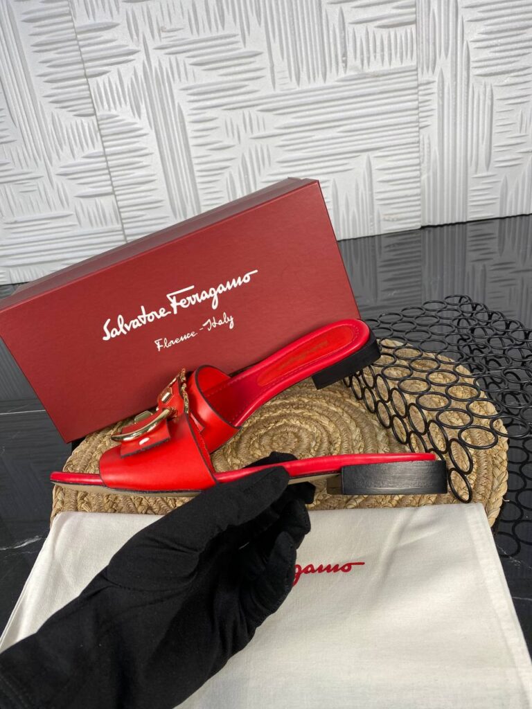 salvatore ferragamo terlik kirmizi gold toka