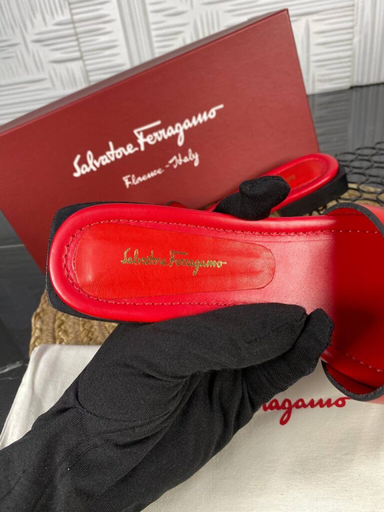 salvatore ferragamo terlik kirmizi gold toka