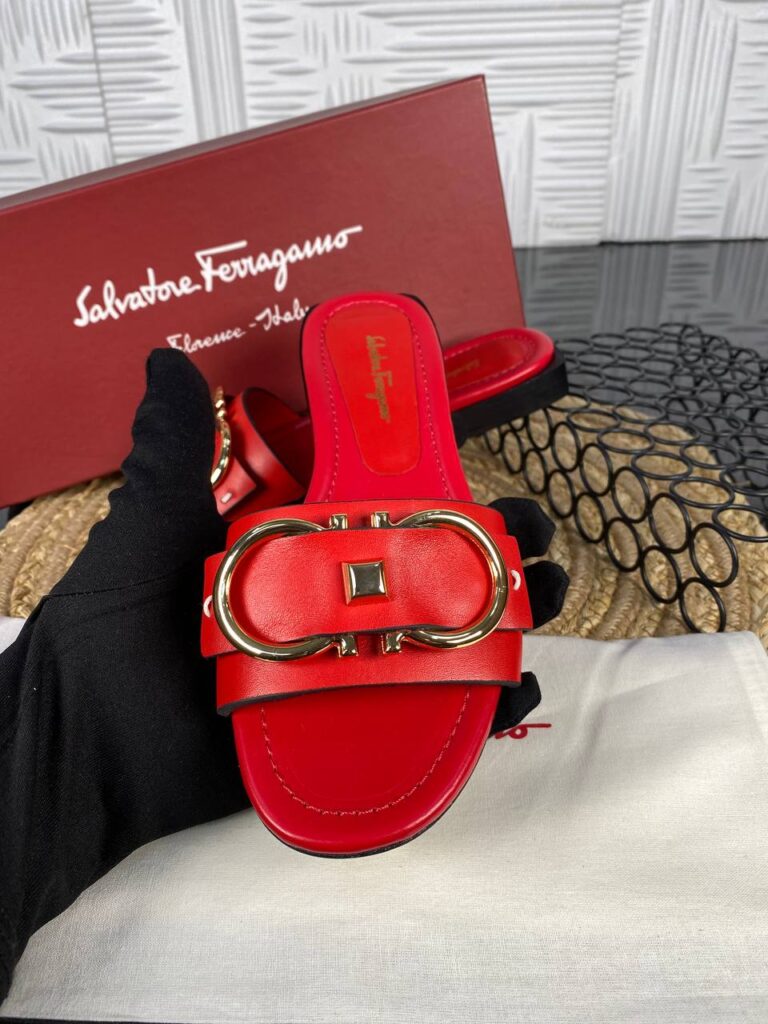 salvatore ferragamo terlik kirmizi gold toka