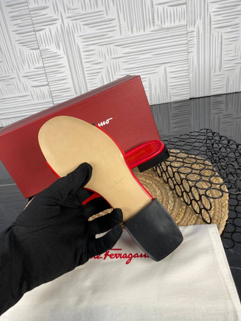 salvatore ferragamo terlik kirmizi gold toka