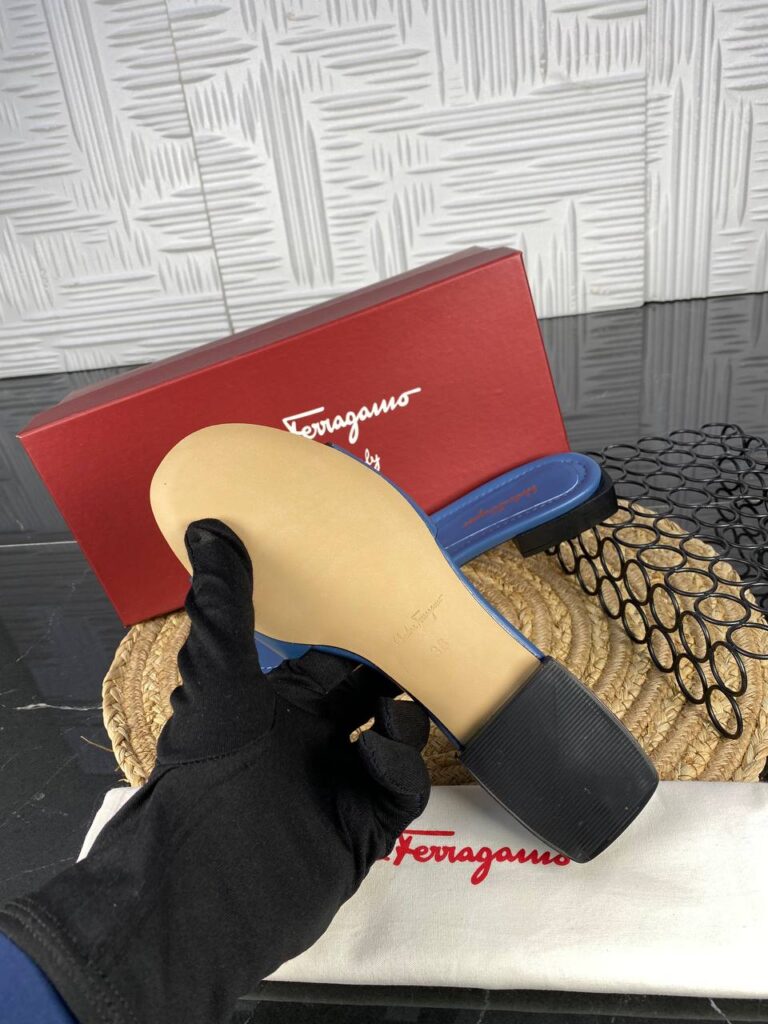 salvatore ferragamo terlik mavi gold toka